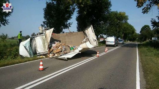 Zasnął, wypadł z drogi i rozbił się na drzewie. 30-latek w szpitalu