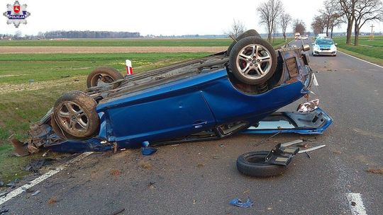 Zasnął za kierownicą? 21-latek wpadł do rowu i dachował