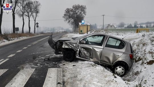 Zasnął za kierownicą i spowodował wypadek. Wracał z nocnej zmiany [zdjęcia]