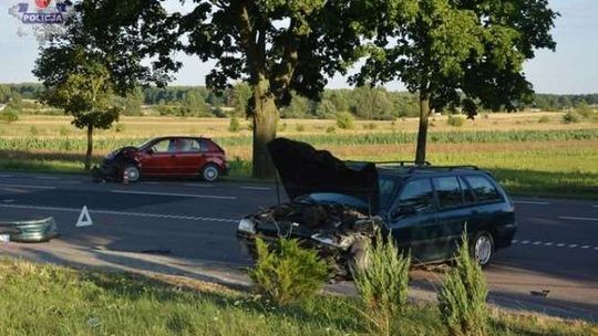 Zasnął za kierownicą i uderzył w samochód. Cztery osoby w szpitalu