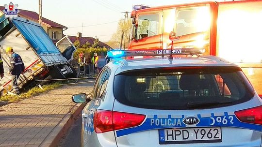 Zasnął za kierownicą i wjechał w ogrodzenie. Kierowca uwięziony w ciężarówce