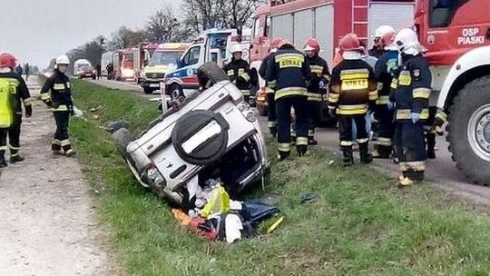 Zasnął za kierownicą. Pięć osób rannych w wypadku na DK17 [aktualizacja, zdjęcia]