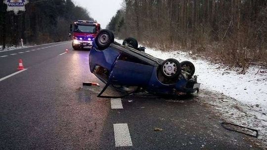 Zasnął za kierownicą, wjechał w fiata