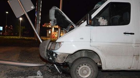 Zasnął za kierownicą, zatrzymał się na latarni koło przejścia [zdjęcia]