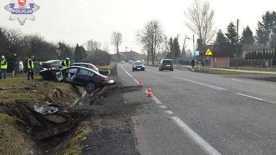 Zasnęła w czasie jazdy i wpadła do rowu. Dwie osoby w szpitalu