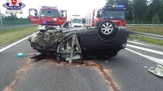 Zasnęła za kierownicą i dachowała. W aucie była 10-latka