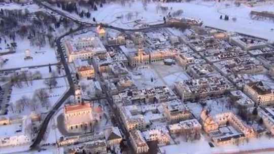 Zaśnieżony Zamość z lotu ptaka (wideo)