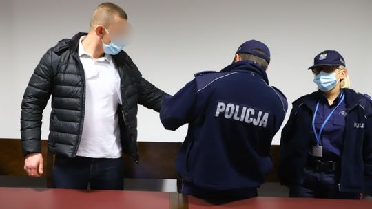 Zastał żonę pod namiotem nad Zalewem Zemborzyckim z innym mężczyzną. Miał nóż i pałkę
