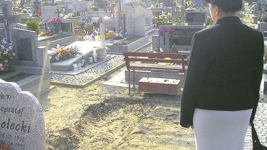 Zastała pusty grób matki. Jedna z sióstr wywiozła zwłoki