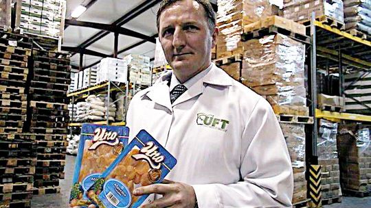 Zasypał sklepy bakaliami