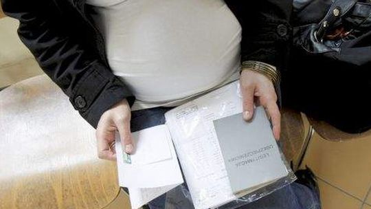 Zasypana droga. Ciężarną do szpitala zawieźli policjanci