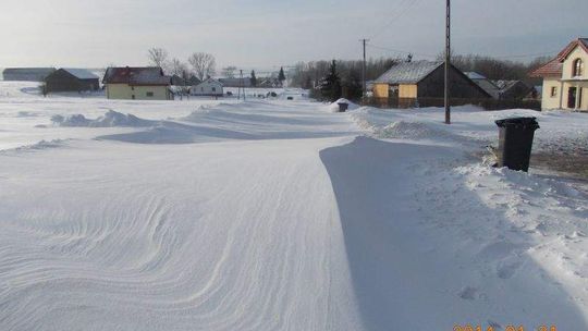 Zasypane drogi w woj. lubelskim. "Nie ma prądu, jesteśmy odcięci" (Wasze zdjęcia)