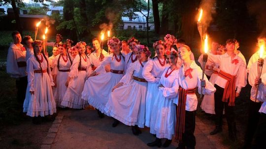 Zatańczyli pod gołym niebem. „Noc Świętojańska” z Kaniorowcami