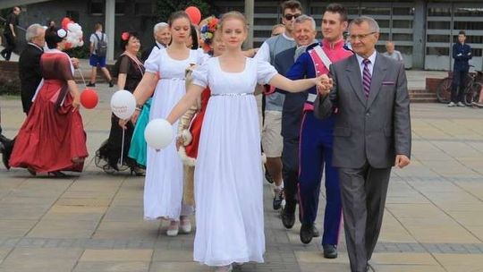 Zatańczyli poloneza na rozpoczęcie Dni Puław. Program imprezy