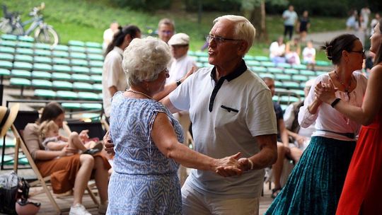 Zatańczyli w Ogrodzie Saskim 