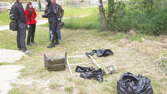 Zatopili wrak śmigłowca, w zamian sprzątają dno jeziora