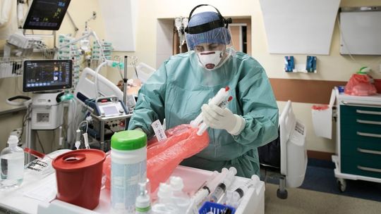 Zatrważające statystyki z 9 grudnia. Zmarły 562 osoby z COVID-19