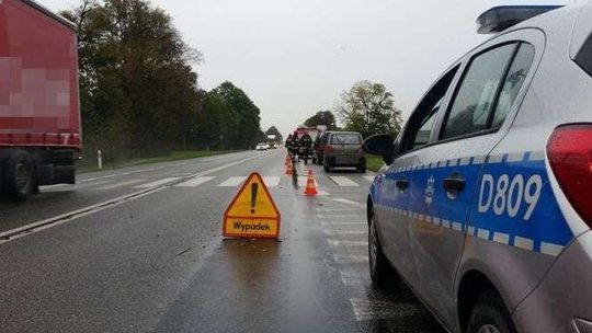 Zatrzymał się przed przejściem. 80-latek nie zdążył wyhamować 