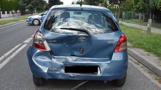 Zatrzymał się przed przejściem, uderzył w niego inny samochód