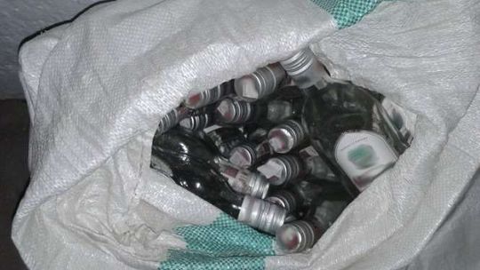 Zatrzymali 63-latka za podrabianie polskiej wódki