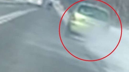 Zatrzymali kierowcę, który jechał w bardzo dziwny sposób [wideo]