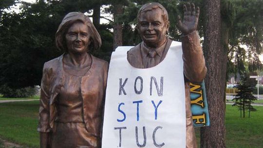 Zatrzymanie za koszulkę z "konstytucją" było bezzasadne