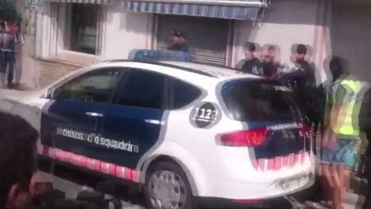 Zatrzymano podejrzanego o zamach w Barcelonie. Tłum krzyczał i obrzucał go obelgami