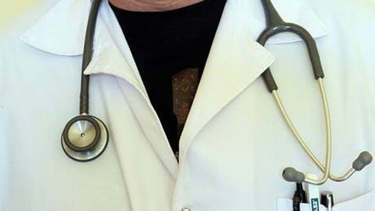 Zatrzymany lekarz ortopeda zamieszany w wyłudzenia odszkodowań