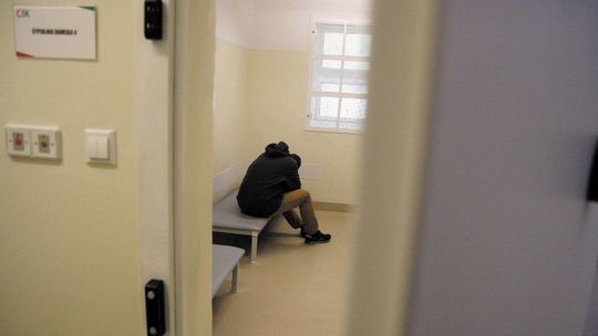 Zatrzymany zanim trafi do policyjnego aresztu musi być zbadany. Dlaczego z Lublina wożą ich aż do Łęcznej?