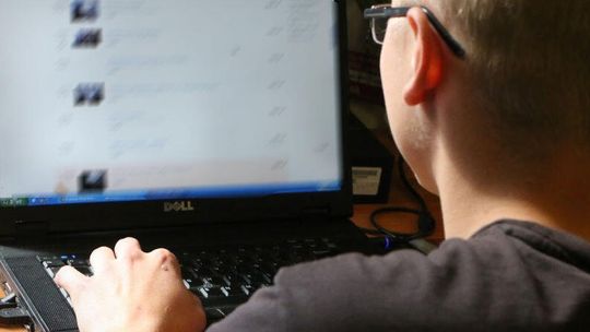 Zaufali i stracili pieniądze. Uwaga na zakupy przez internet