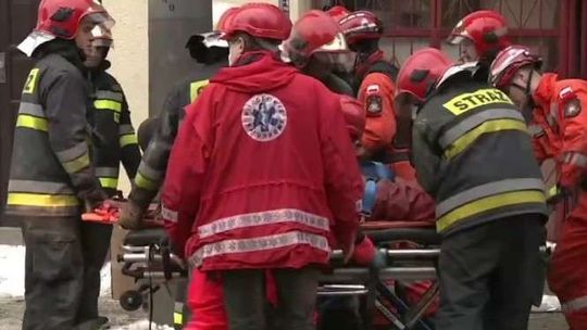 Zawalił się strop piwnicy. Cztery osoby wydobyte. 16-latek w ciężkim stanie