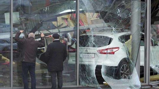 Zawalony dach w salonie Nissana. Jest śledztwo