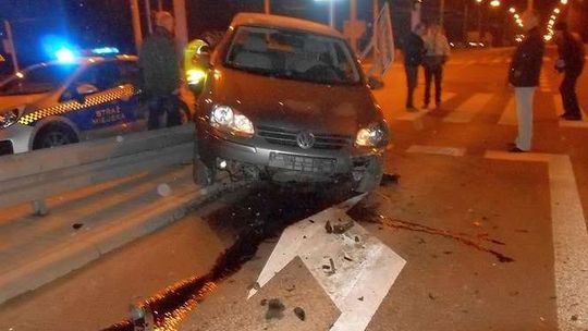 Zawisł samochodem na barierkach. Pijany kierowca miał dwa promile