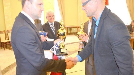 Zawodnicy i trenerzy klubów z województwa odebrali puchary od Krzysztofa Hetmana