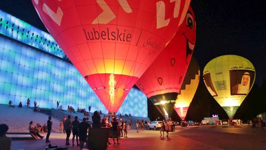 Zawodniczki na niebie. Nocny pokaz balonów przed CSK w Lublinie [zdjęcia, wideo]