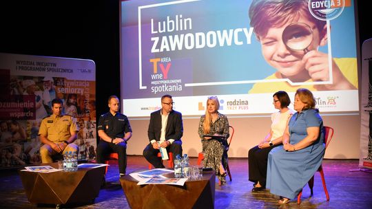 Zawodowcy wracają na wakacje. Dzieci zajrzą za kulisy pracy strażaków, policjantów i dziennikarzy