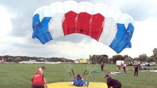 Zawody spadochronowe na Dniach Świdnika