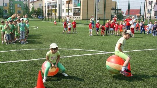 Zawody w Hańsku: Bieg w \"spodenkach taty\" i \"kapciach dziadka\"