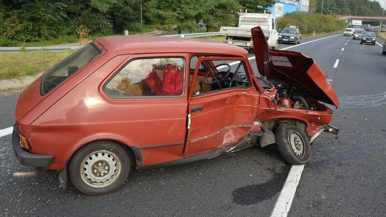 Zawracał na krajowej \"trójce\". Zderzył się dwoma autami (zdjęcia)