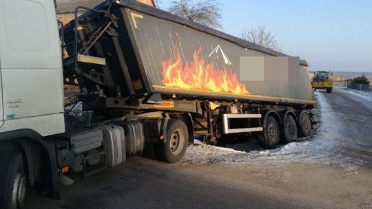 Zawracał na skrzyżowaniu, ciężarówka wpadła do rowu. Trwa przeładunek