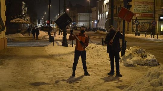 Zawstydzili drogowców i dozorców. Piesi… sami odśnieżali chodniki