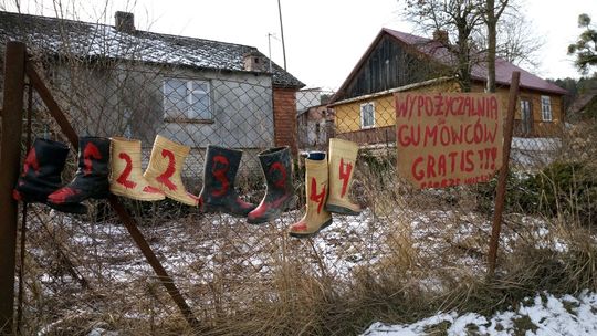 Zażółkiew: Mieszkańcy w ramach protestu oflagowali wieś. "Władza wioską poniewiera" 