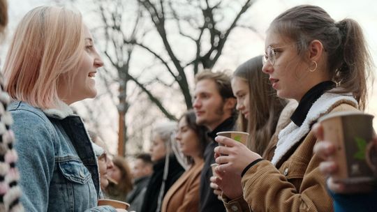 Zazwyczaj unikamy tego w kontaktach z nieznajomymi. Oni zrobili to na placu Litewskim