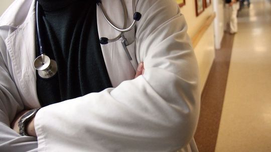 Zbadał kolano, zalecił okłady a pacjent zmarł. Lekarz lubelskiego szpitala usłyszał wyrok