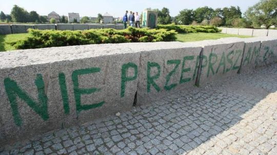 Zbezczeszczony pomnik w Jedwabnem. Nie ma winnych