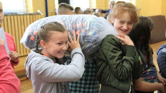 Zbierali plastikowe butelki, dostali drzewko do posadzenia przy szkole