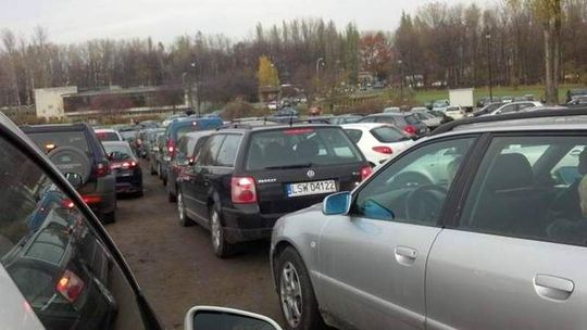 Zbliża się Wszystkich Świętych. Tak dotrzemy na cmentarze (parkingi, komunikacja miejska)