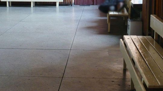 Zboczeniec zaatakował 18-latkę w poczekalni. Zaczął dotykać jej miejsc intymnych