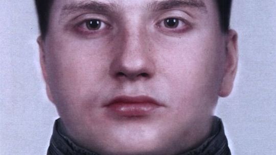 Zboczeniec zaatakował kobietę w klatce schodowej bloku na LSM w Lublinie. Tak wygląda