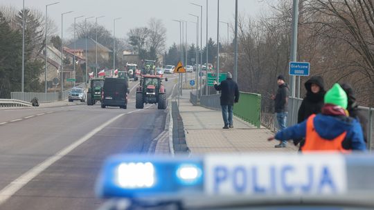 Zboże wjeżdża z Ukrainy, rolnicy blokują Piaski „Rząd się ślizga na d…. rolników”